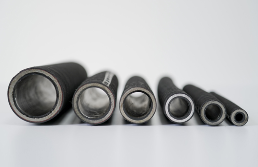 Tuyau en caoutchouc synthétique